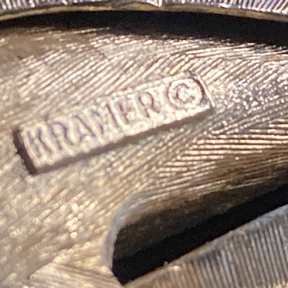 VINTAGE SIGNED KRAMER GOLD TONE & DOUBL LEAF BROOCH - Picture 4 of 7